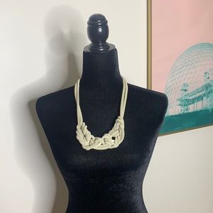Statement necklace white